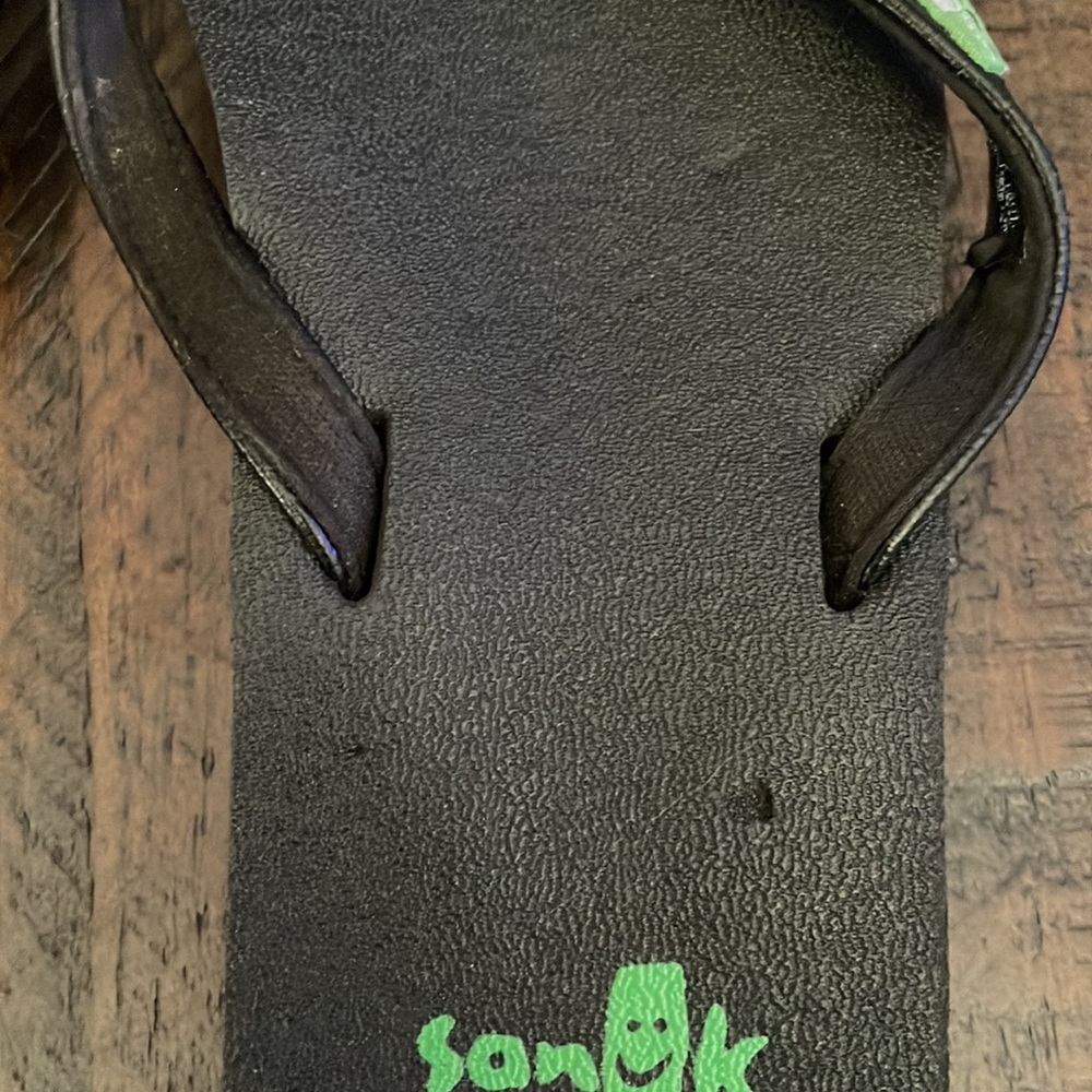 SANUK black flip flops size 6-6.5 (?) GUC - Picture 6 of 11